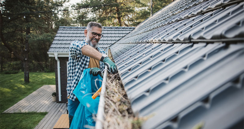 cleaning out roof gutters